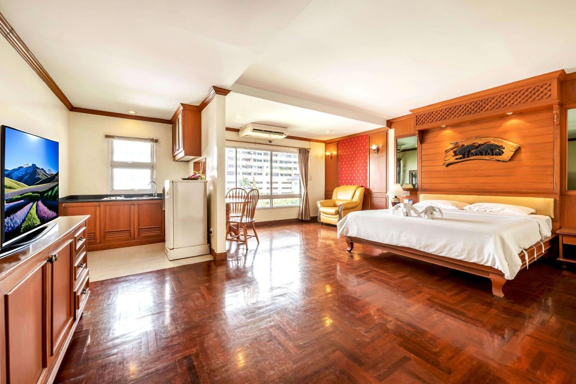 Studio Suite By Royal Ivory Nana Bangkok Exterior photo